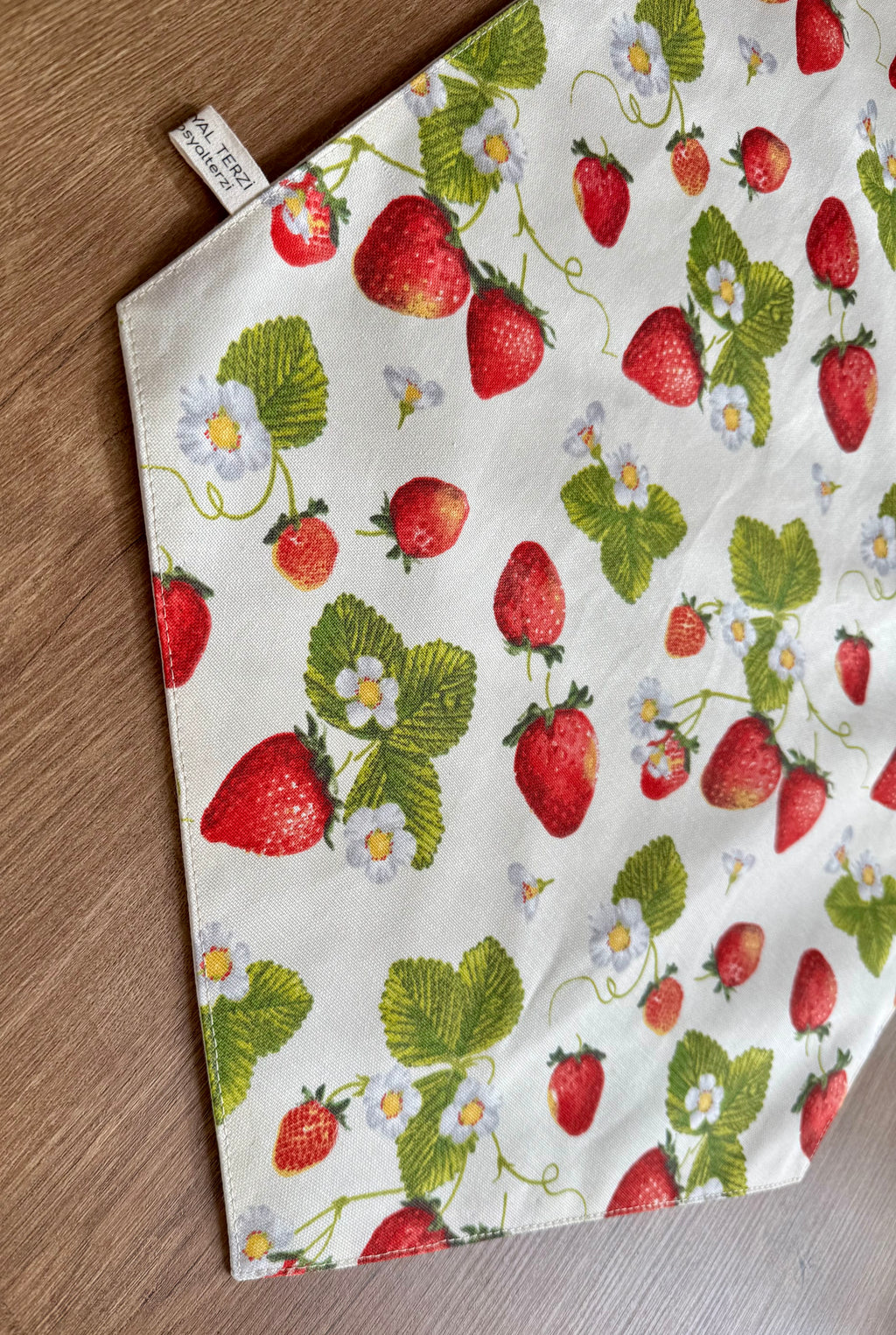 Çilek Desenli Runner - Modern ve Neşeli Masa Örtüsü