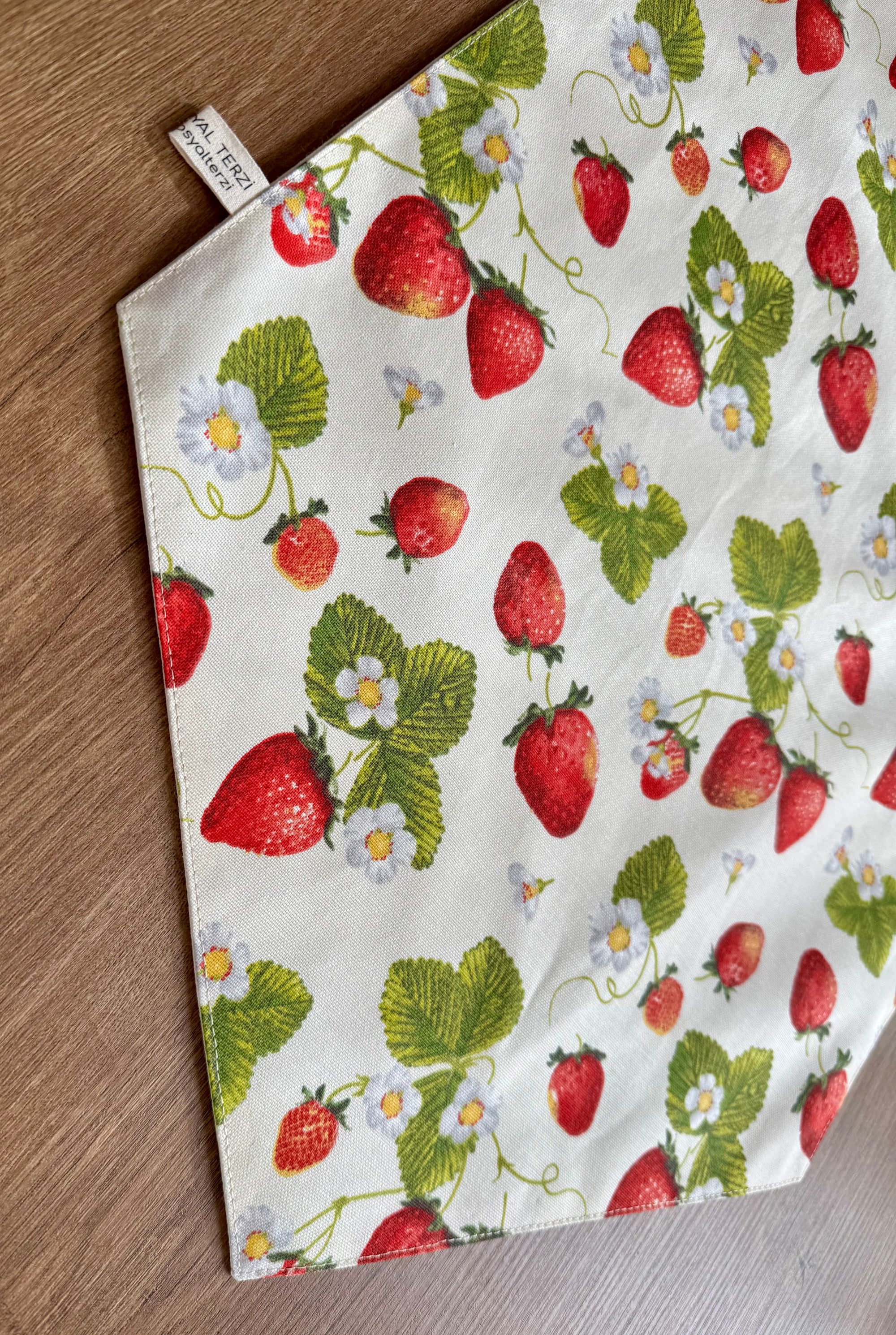 Çilek Desenli Runner - Modern ve Neşeli Masa Örtüsü