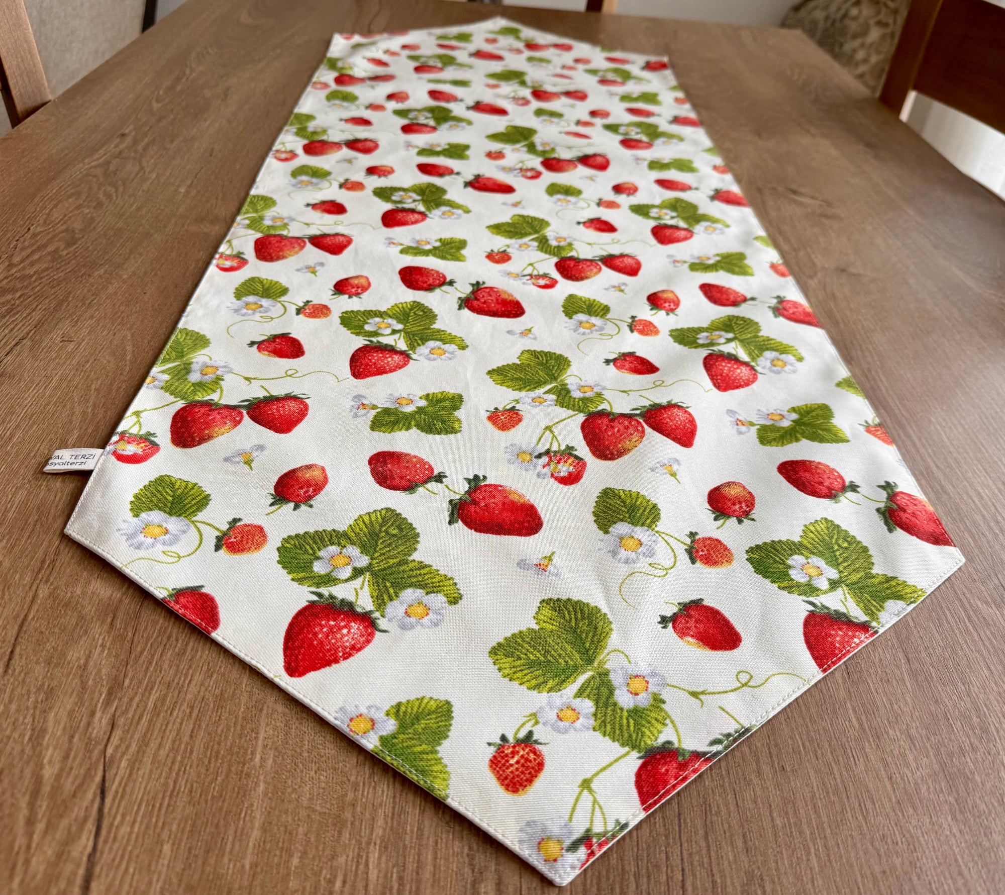 Çilek Desenli Runner - Modern ve Neşeli Masa Örtüsü