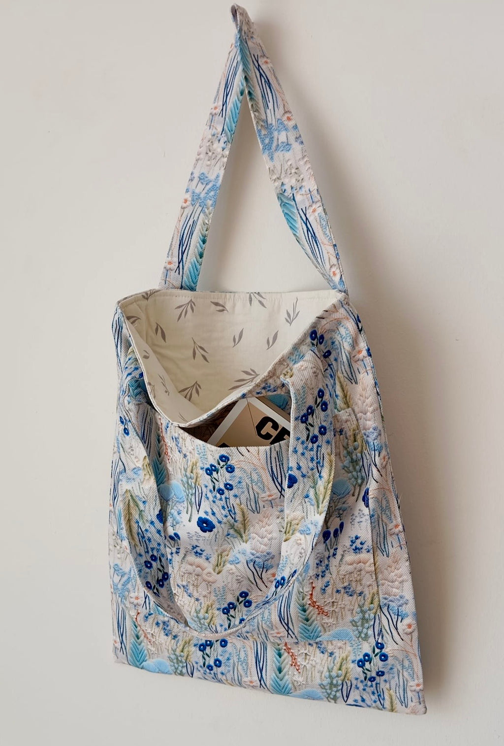 Mavi Kır Çiçekleri Desenli - Elyaf Dolgulu & Astarlı 3D Görünümlü Tote Çanta