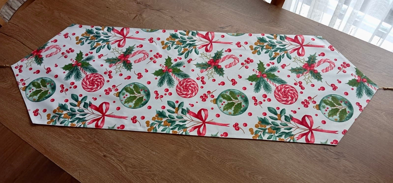 "Yılbaşı Büyüsü" El Yapımı Masa Runnerı - Baston Şeker & Kozalak Desenli, Altın Püsküllü