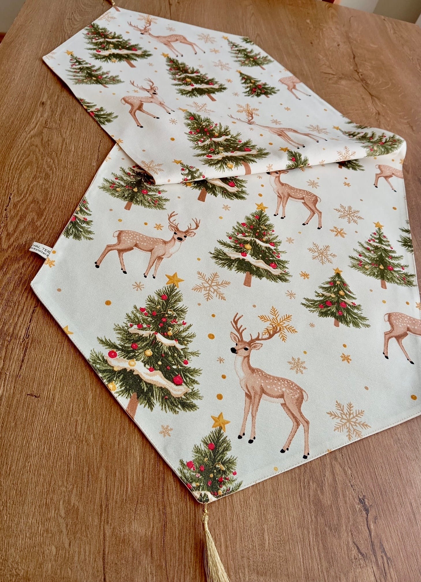 Yılbaşı Temalı Geyik ve Çam Ağacı Desenli Püsküllü Runner Masa Örtüsü