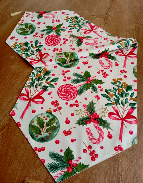 "Yılbaşı Büyüsü" El Yapımı Masa Runnerı - Baston Şeker & Kozalak Desenli, Altın Püsküllü