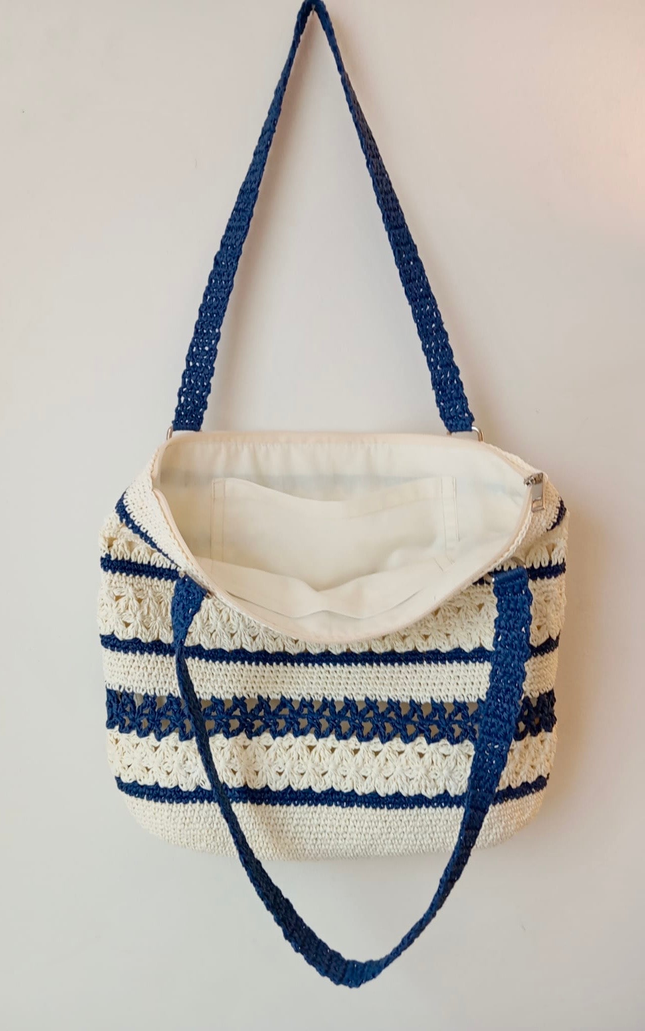 Astarlı ve Fermuarlı El Yapımı Omuz Çantası - Krem Lacivert Çizgili Kağıt İp Çanta