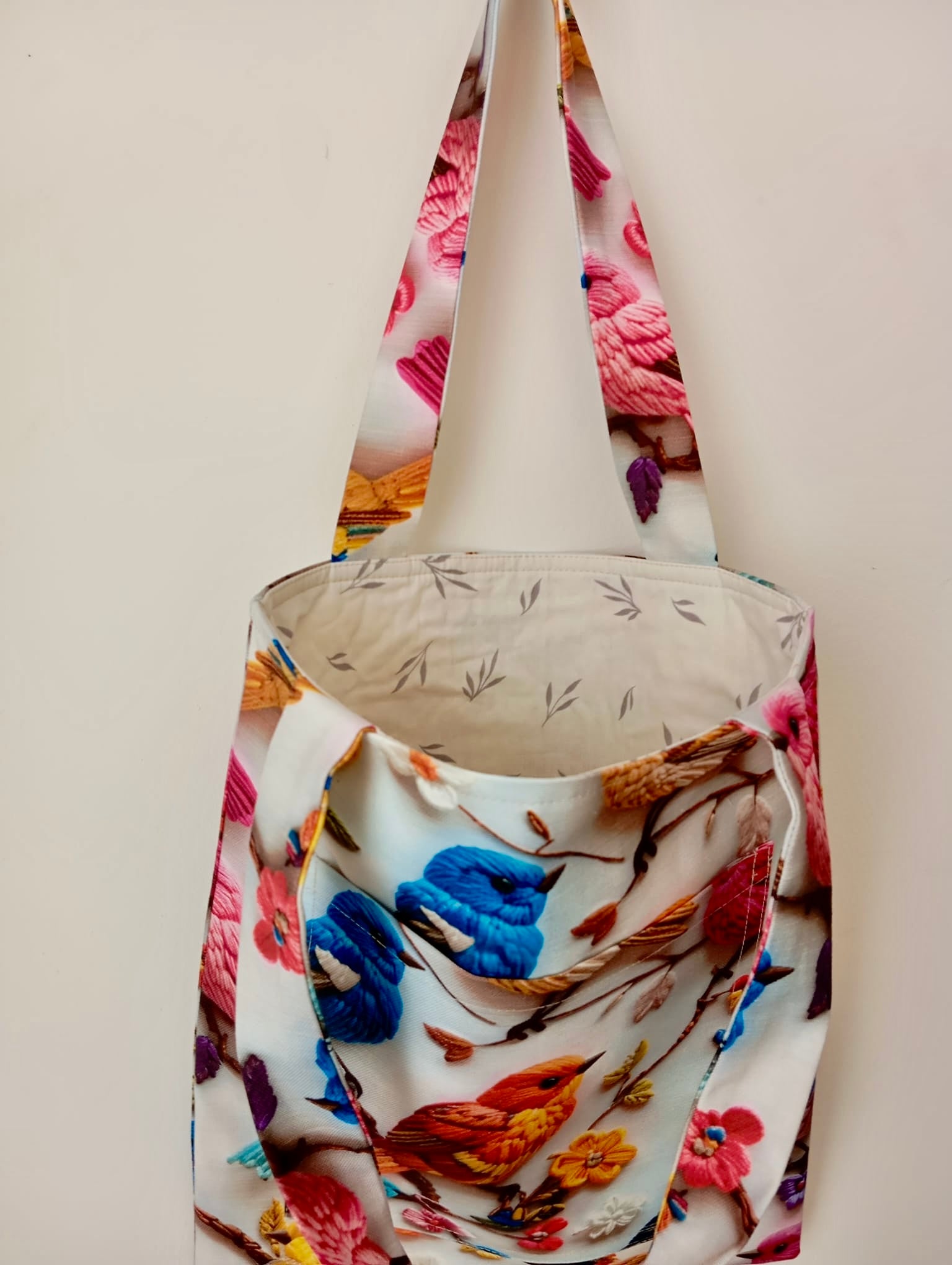 Renkli Kuş Desenli Ön Cepli Tote Bag - Bahar Dalları Temalı Bez Omuz Çantası