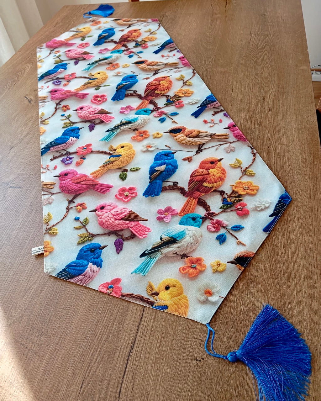 Üç Boyutlu Görünümlü Renkli Kuşlu Mavi Püsküllü Dekoratif Masa Runner