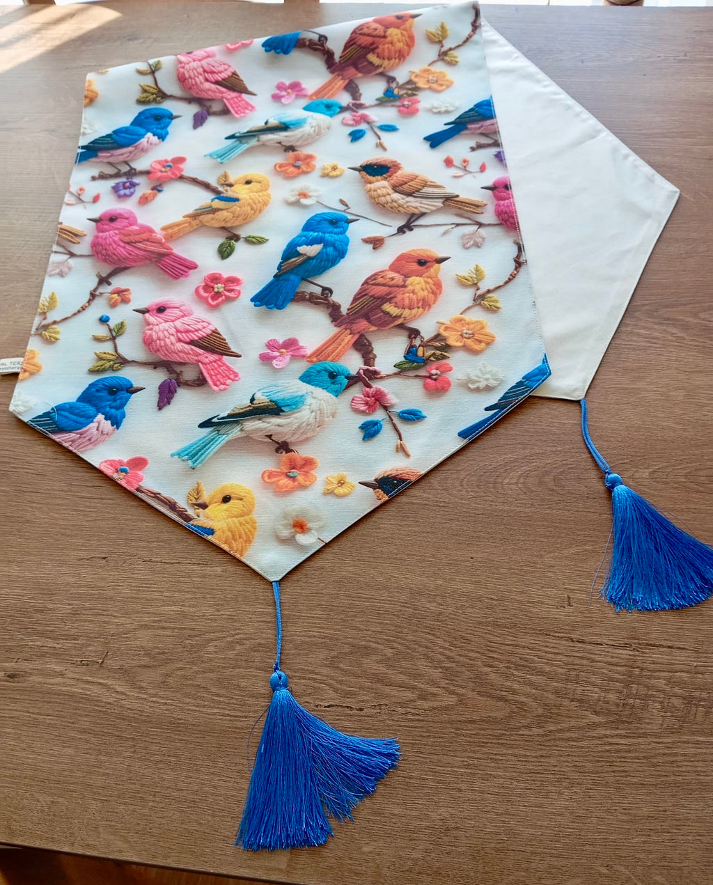 Üç Boyutlu Görünümlü Renkli Kuşlu Mavi Püsküllü Dekoratif Masa Runner