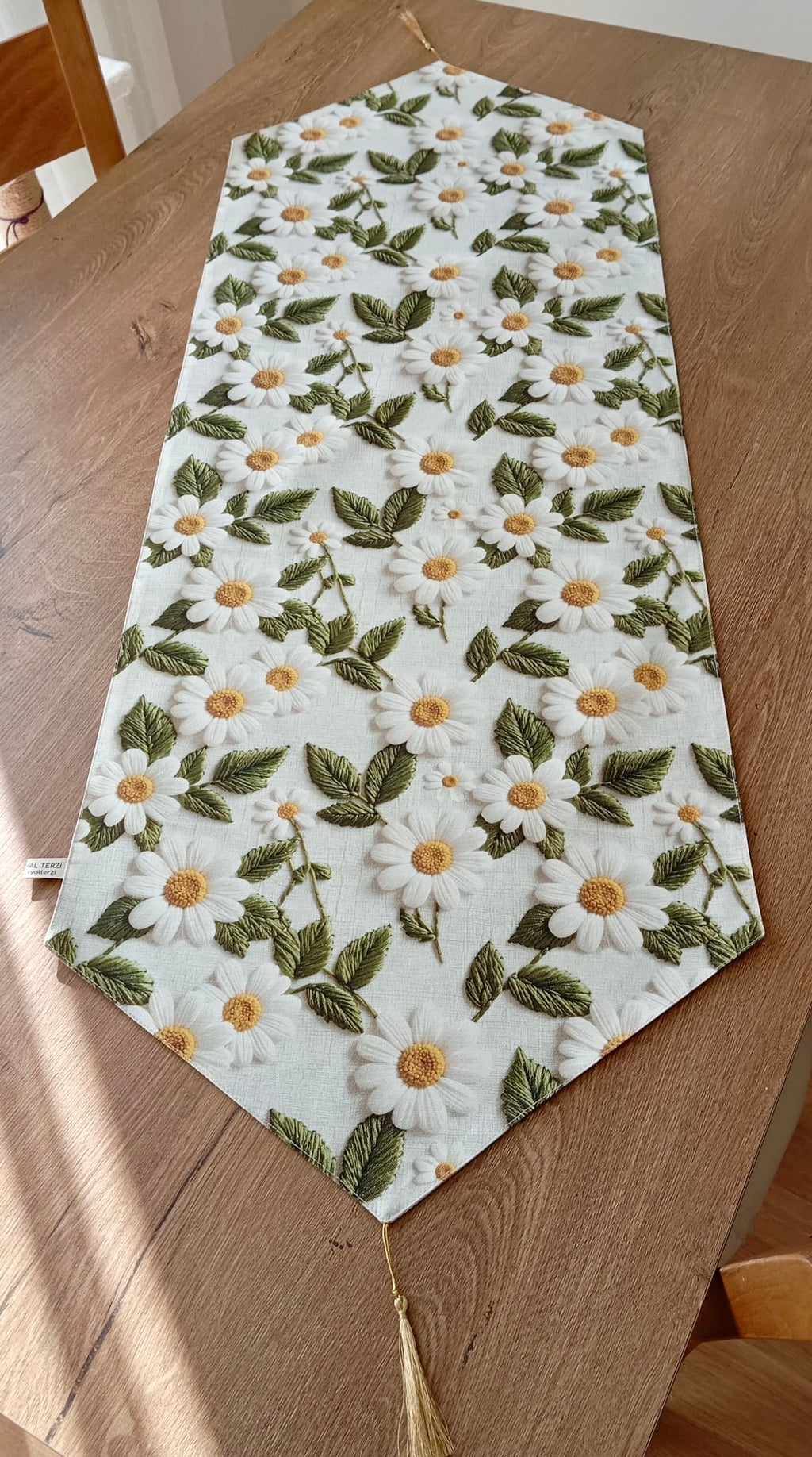 3D Görünümlü Papatya Desenli ve Püskül Detaylı Dekoratif Runner - Bahar Esintisi