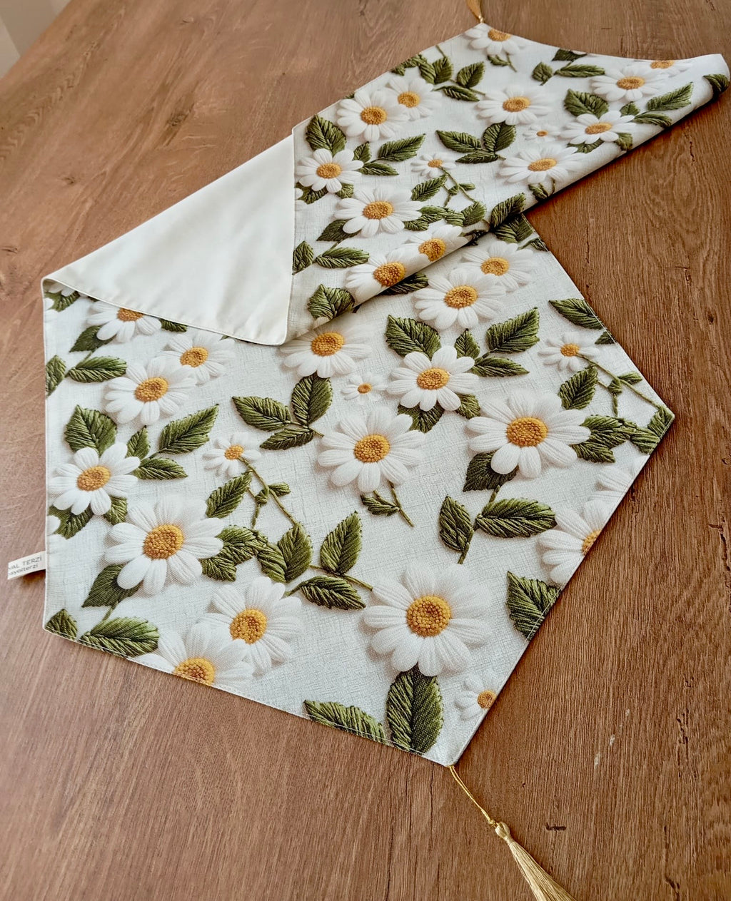 3D Görünümlü Papatya Desenli ve Püskül Detaylı Dekoratif Runner - Bahar Esintisi