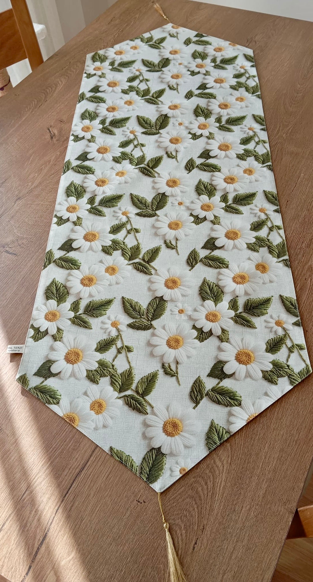 3D Görünümlü Papatya Desenli ve Püskül Detaylı Dekoratif Runner - Bahar Esintisi