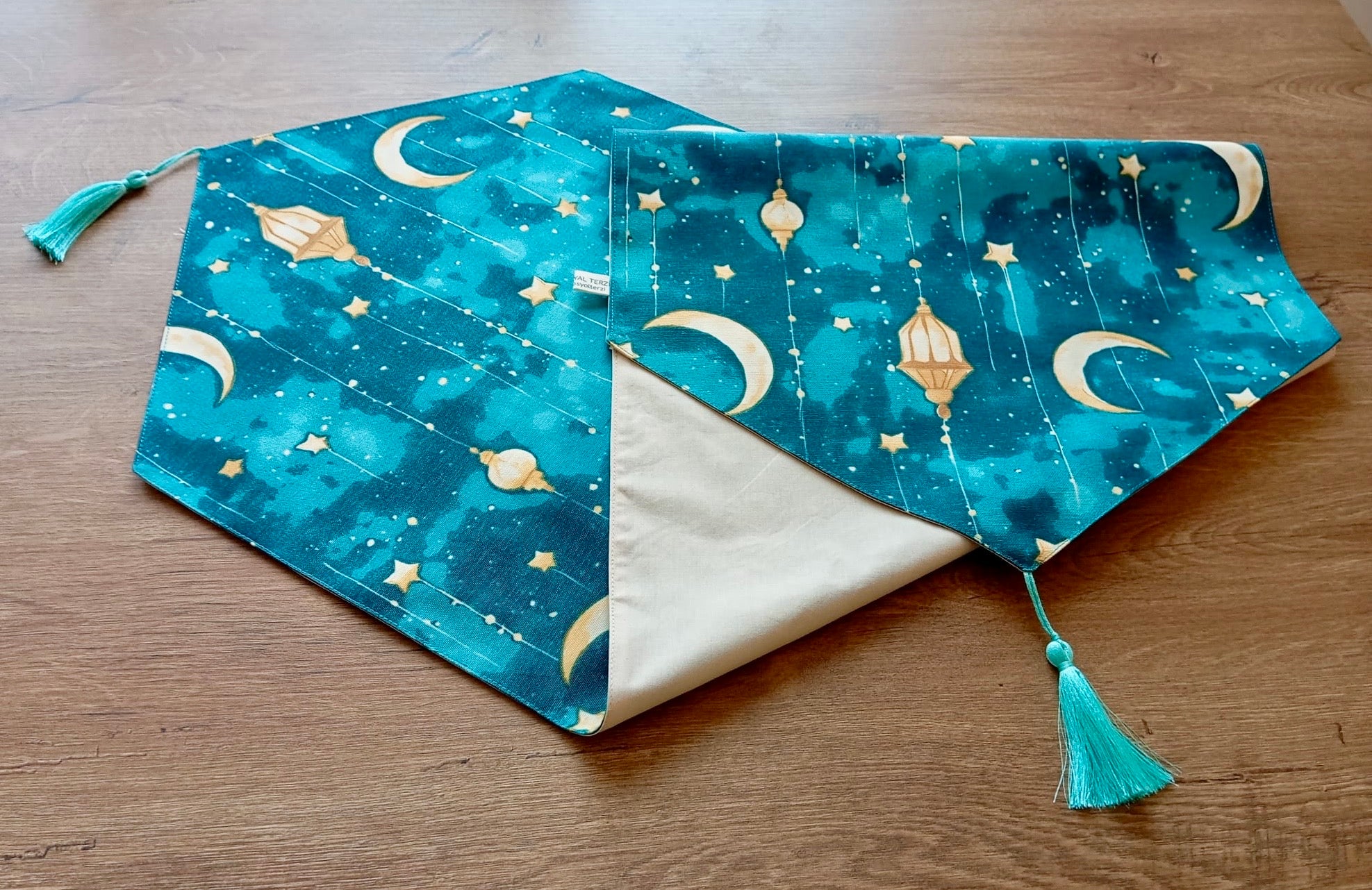 Turkuaz Ramazan Temalı Püsküllü Runner Masa Örtüsü (120x41 cm) - Ay Yıldız ve Kandil Desenli