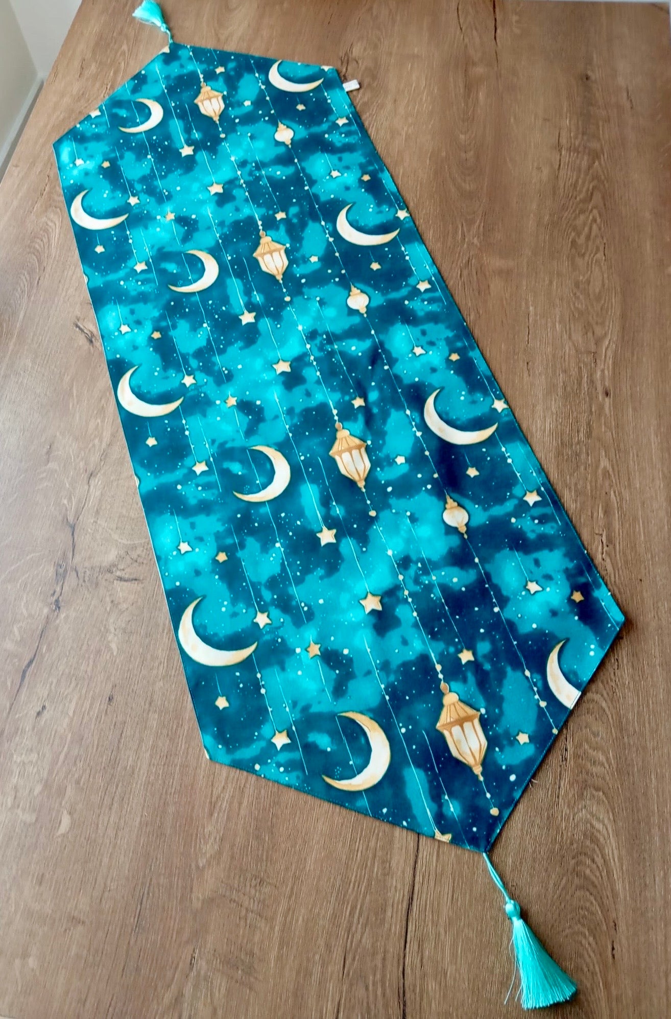 Turkuaz Ramazan Temalı Püsküllü Runner Masa Örtüsü (120x41 cm) - Ay Yıldız ve Kandil Desenli