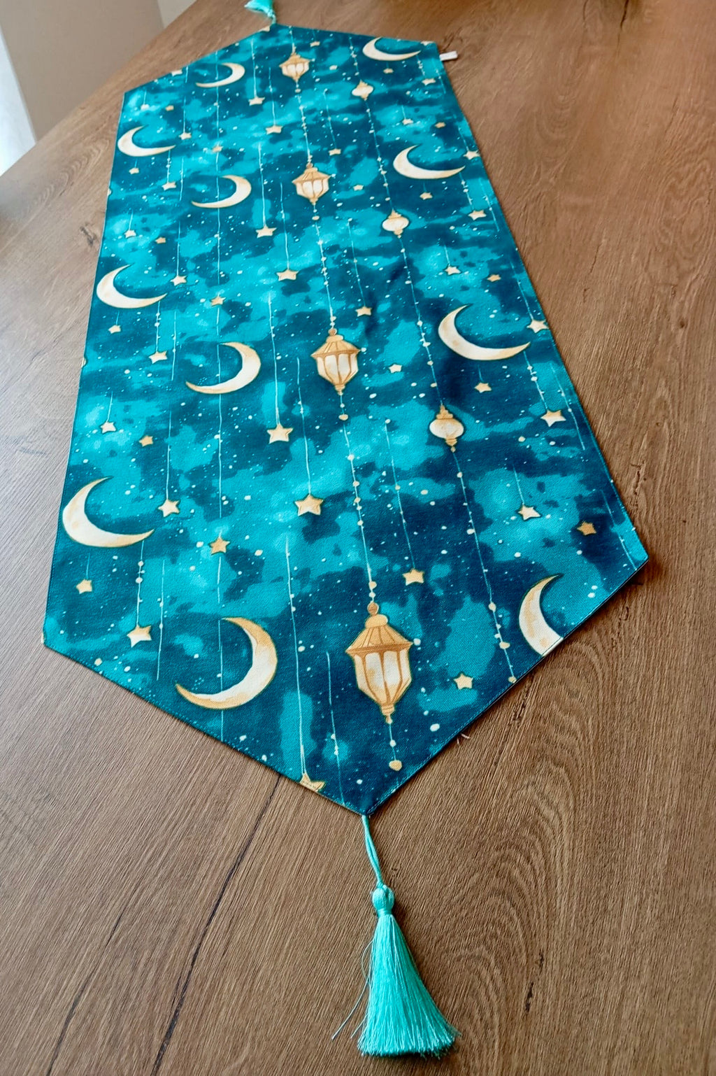 Turkuaz Ramazan Temalı Püsküllü Runner Masa Örtüsü (120x41 cm) - Ay Yıldız ve Kandil Desenli