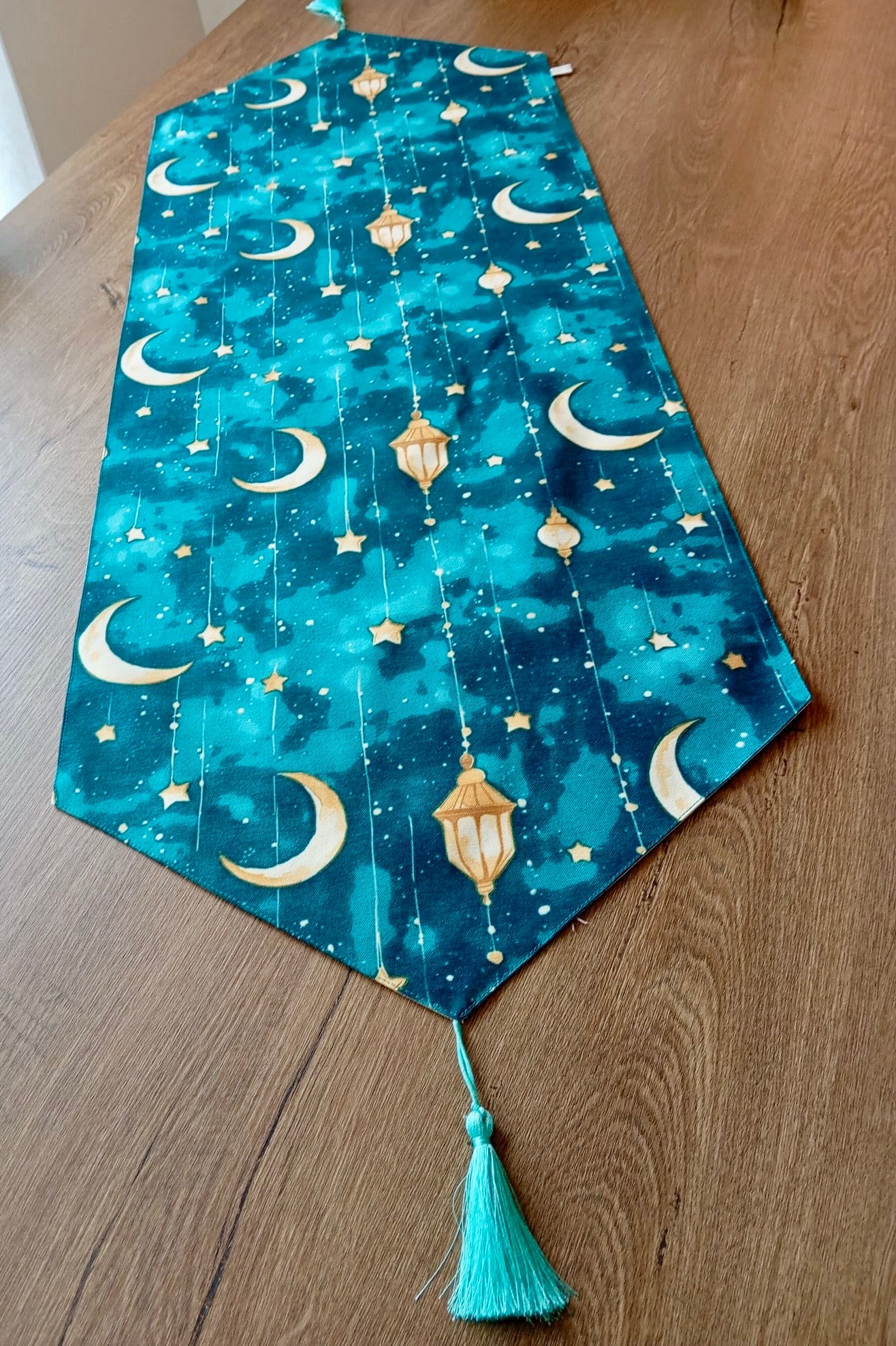 Turkuaz Ramazan Temalı Püsküllü Runner Masa Örtüsü (120x41 cm) - Ay Yıldız ve Kandil Desenli