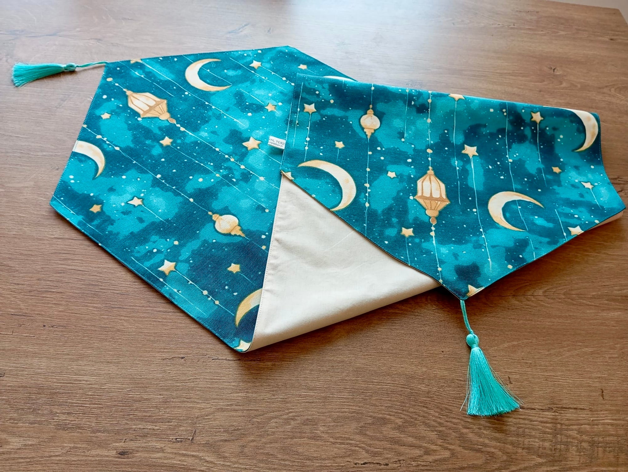 Turkuaz Ramazan Temalı Püsküllü Runner Masa Örtüsü (120x41 cm) - Ay Yıldız ve Kandil Desenli