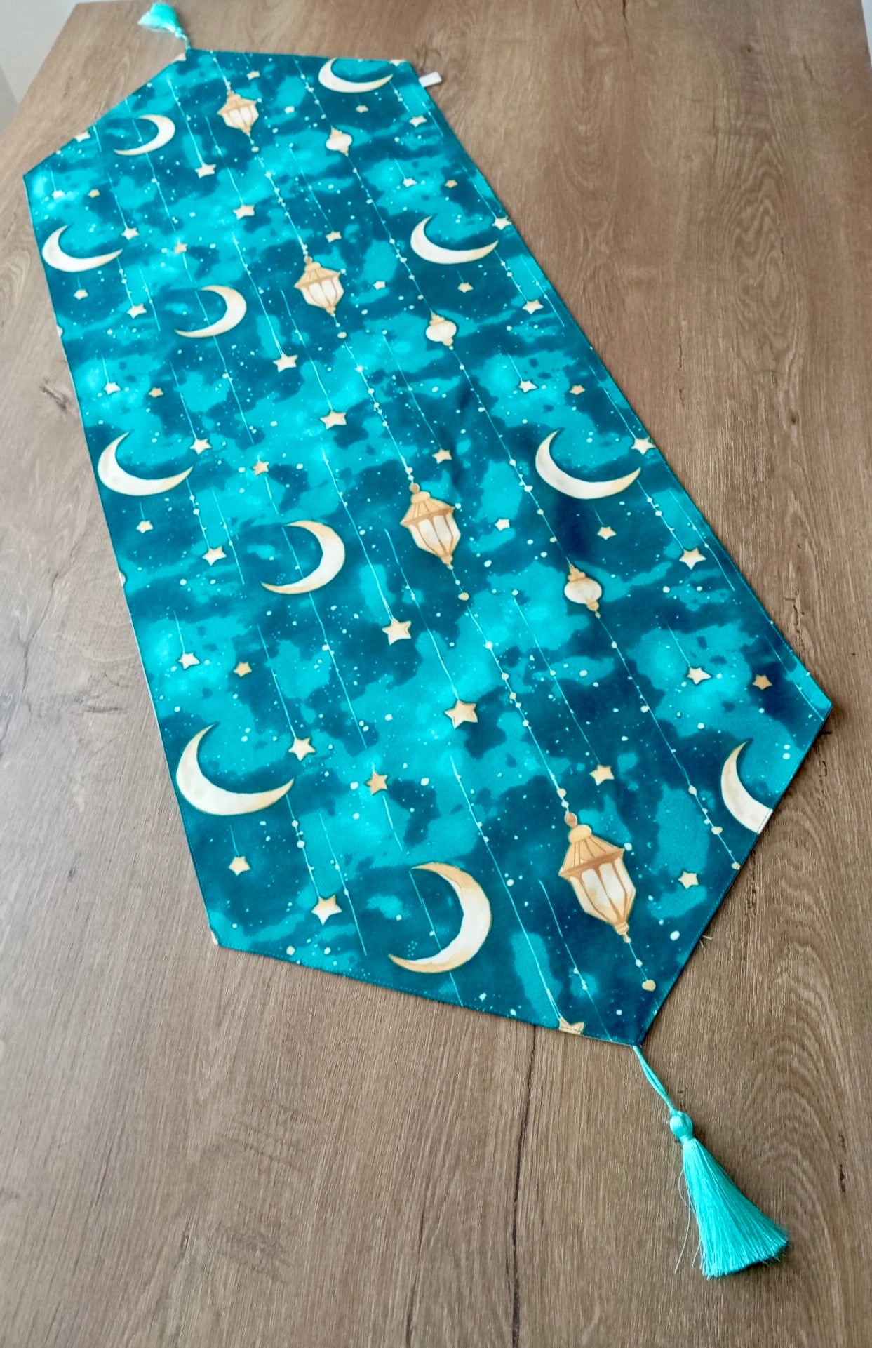 Turkuaz Ramazan Temalı Püsküllü Runner Masa Örtüsü (120x41 cm) - Ay Yıldız ve Kandil Desenli