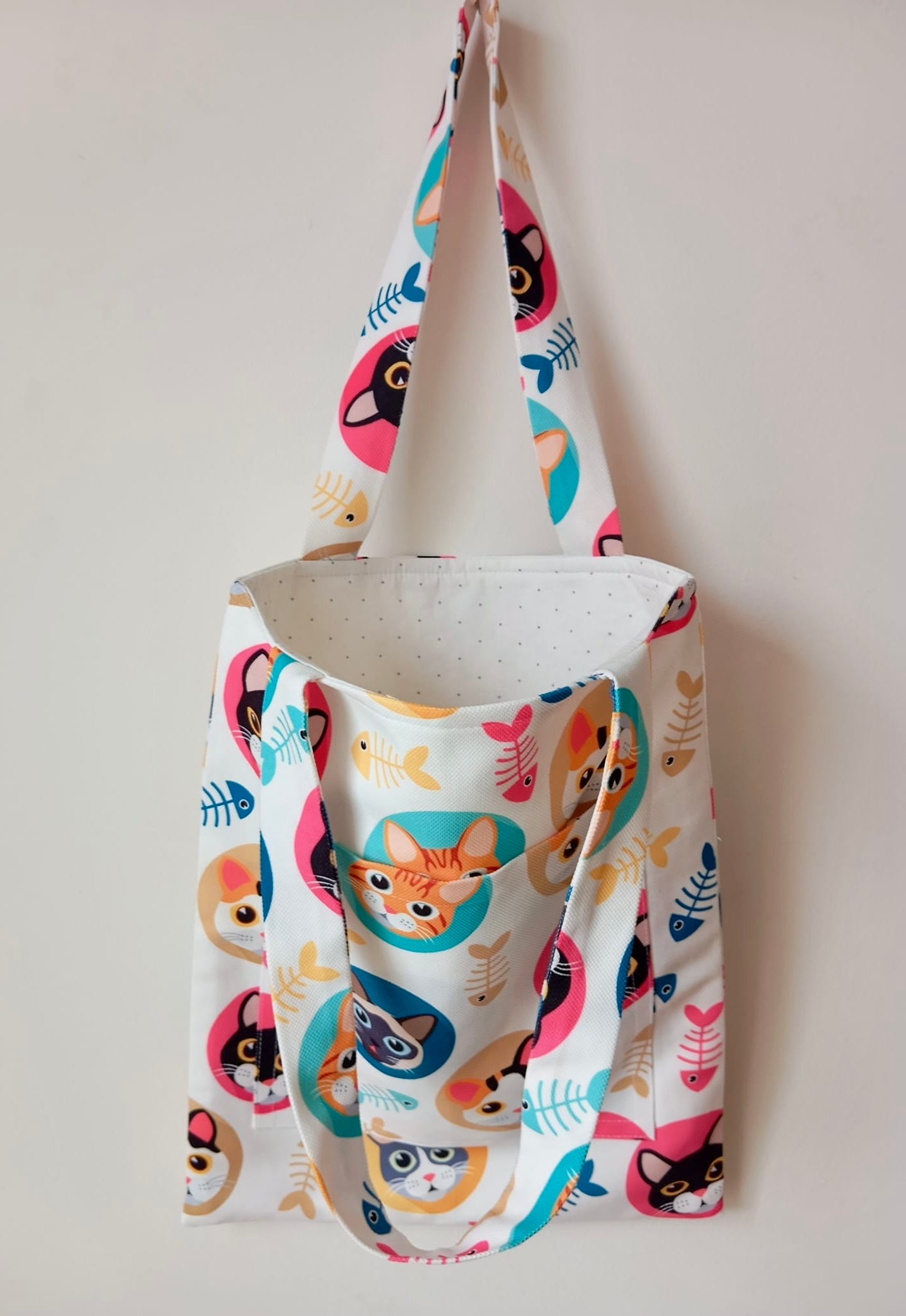 Kediseverler İçin Hediye: Cepli ve Astarlı Kedi Desenli Omuz Çantası