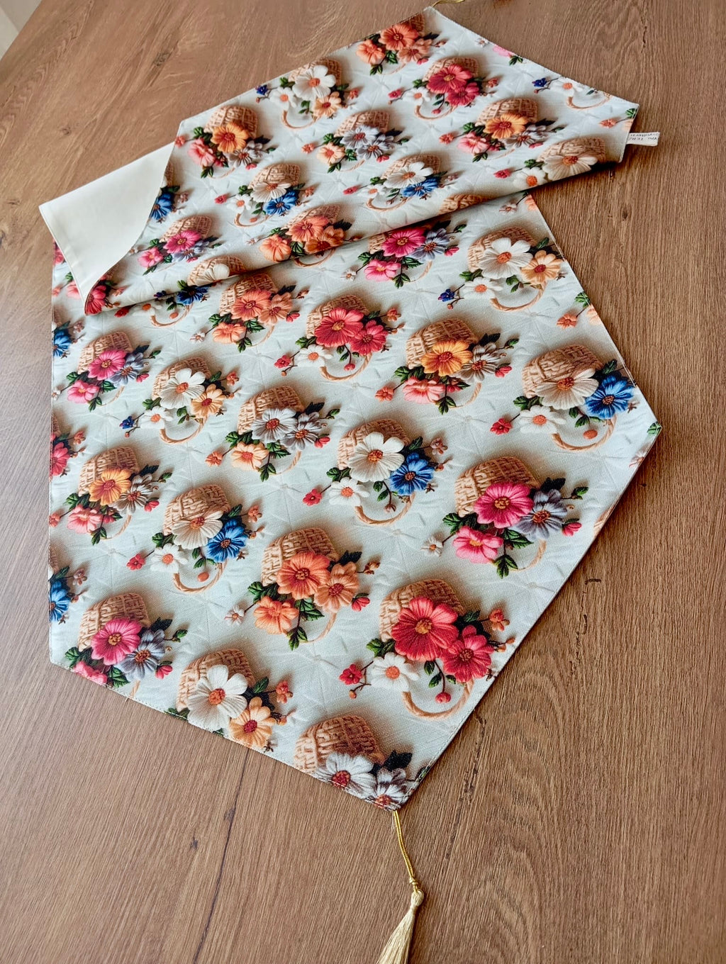 3D Efektli Sepette Çiçek Desenli Püsküllü Runner - Romantik Sofra Örtüsü