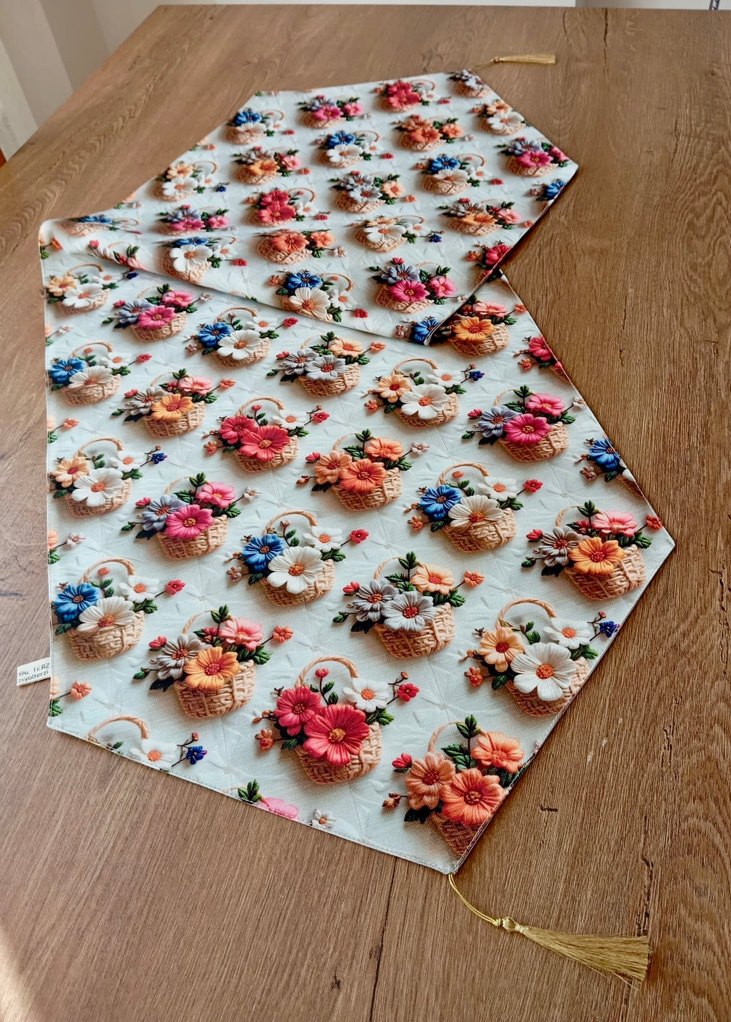 3D Efektli Sepette Çiçek Desenli Püsküllü Runner - Romantik Sofra Örtüsü