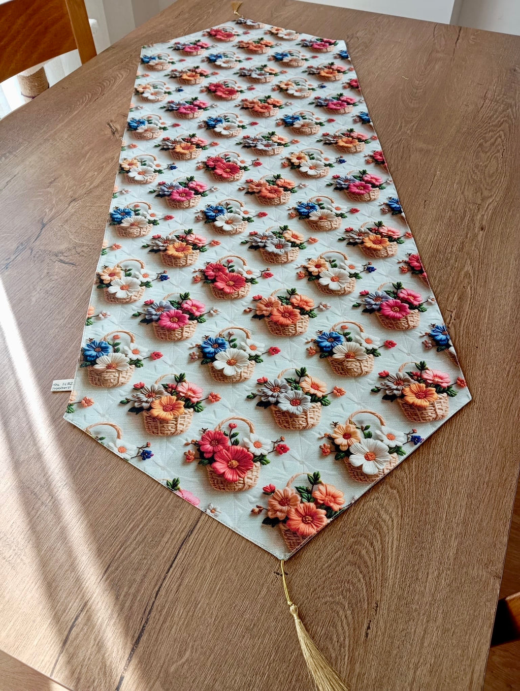 3D Efektli Sepette Çiçek Desenli Püsküllü Runner - Romantik Sofra Örtüsü