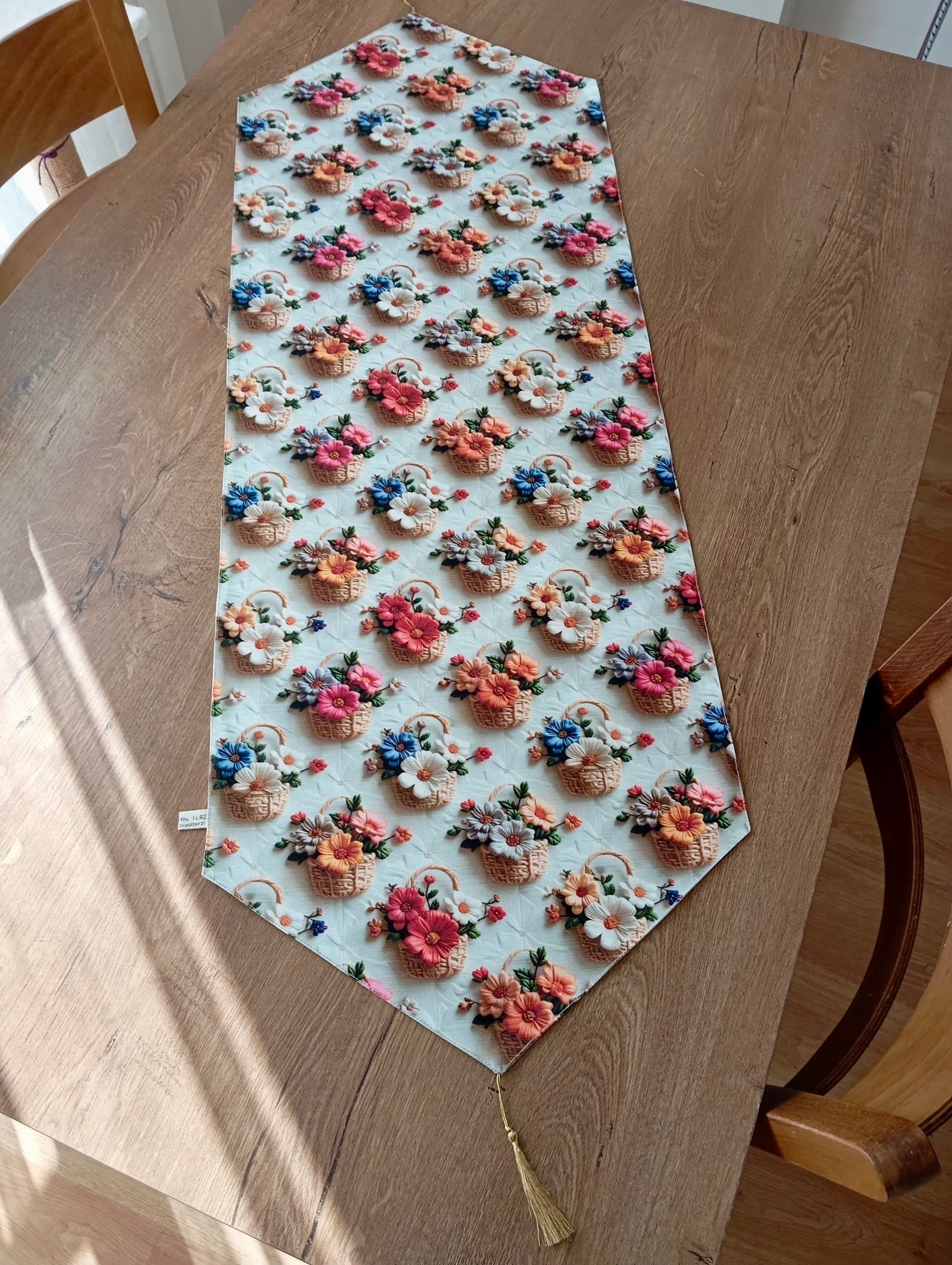 3D Efektli Sepette Çiçek Desenli Püsküllü Runner - Romantik Sofra Örtüsü