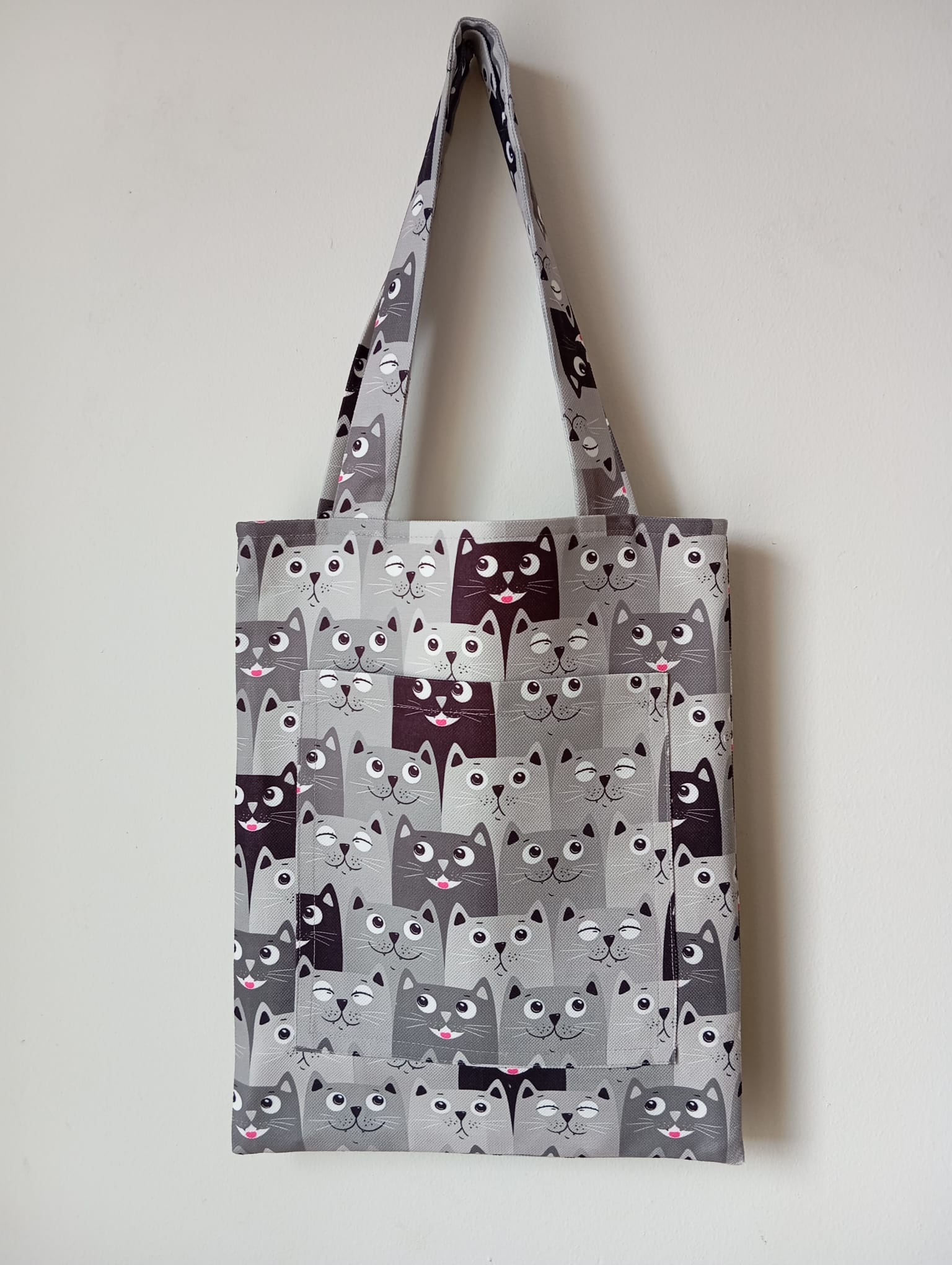 Cool Cats: Siyah Beyaz Kedi Desenli, Cepli ve Astarlı Bez Omuz Çantası