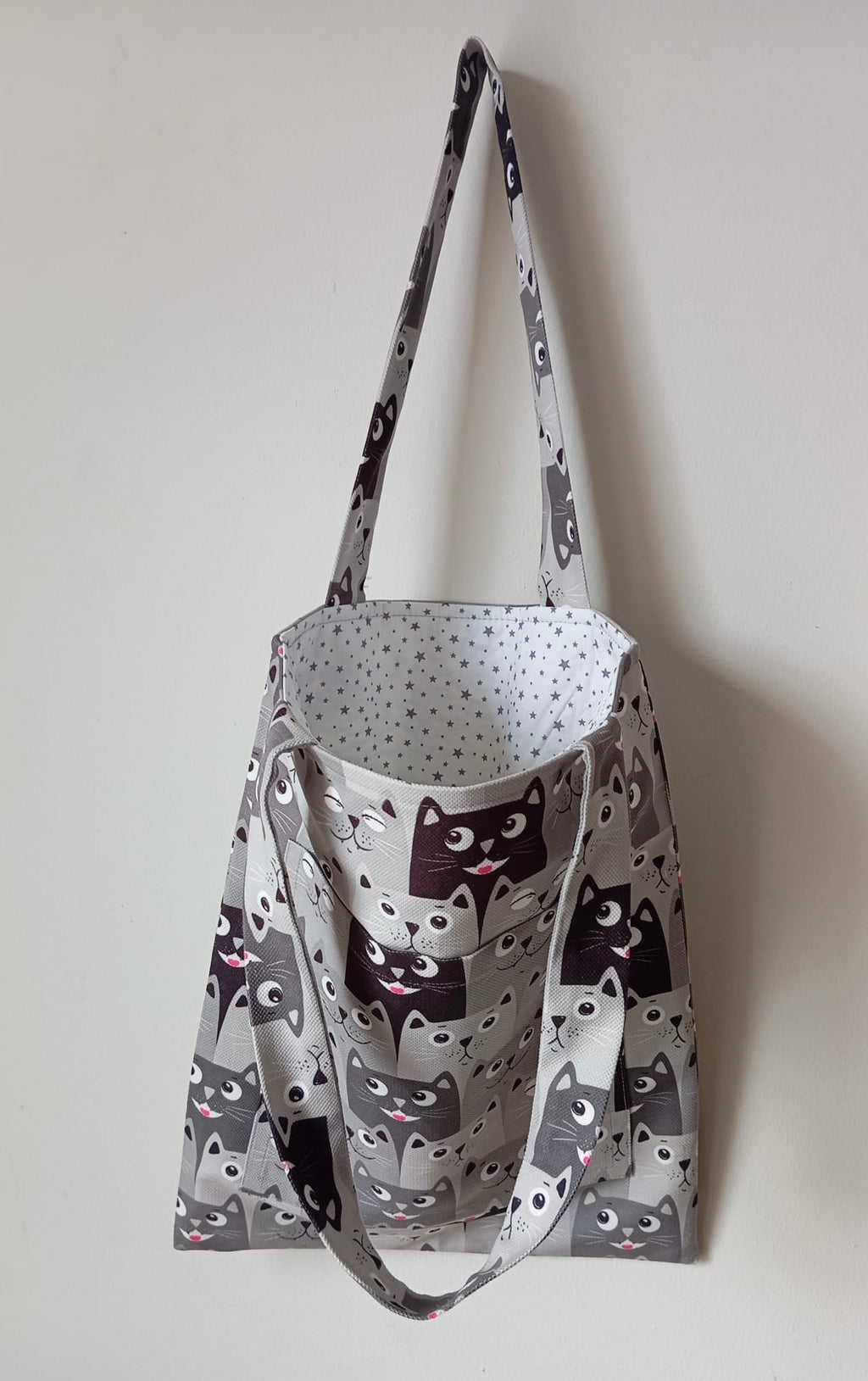 Cool Cats: Siyah Beyaz Kedi Desenli, Cepli ve Astarlı Bez Omuz Çantası