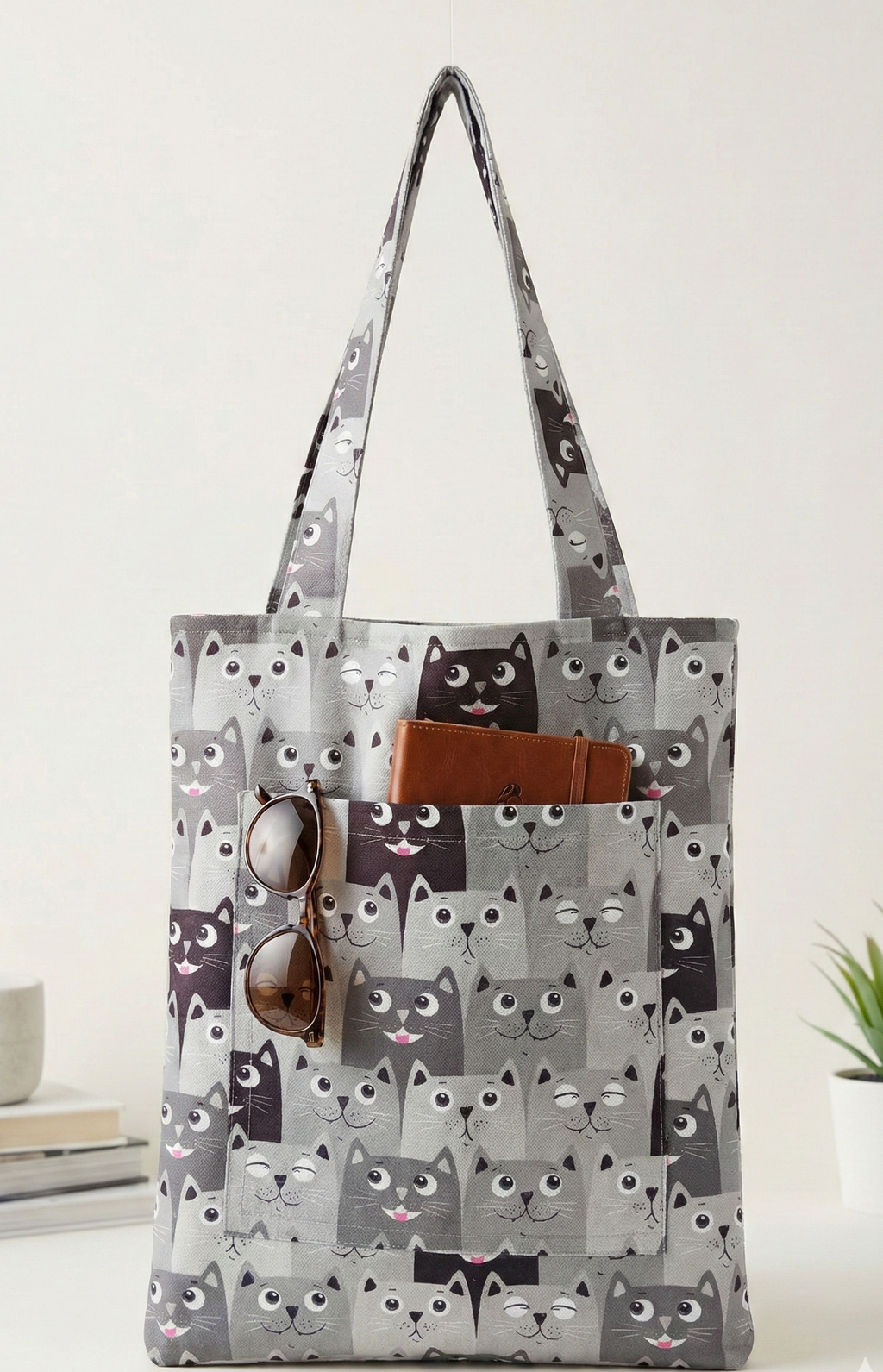 Cool Cats: Siyah Beyaz Kedi Desenli, Cepli ve Astarlı Bez Omuz Çantası